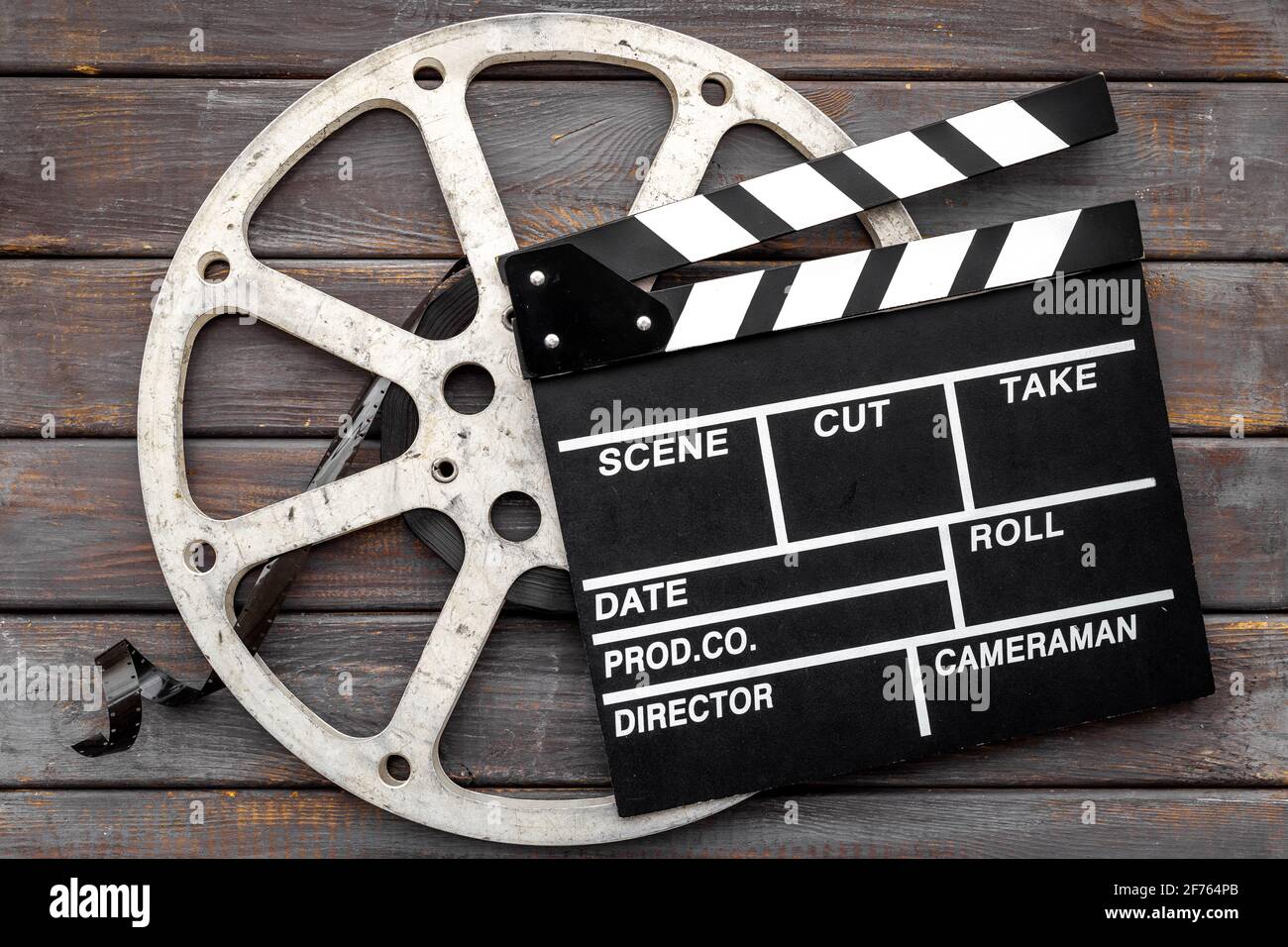 Filmrolle mit Klappbrett. Kinokonzept Stockfoto