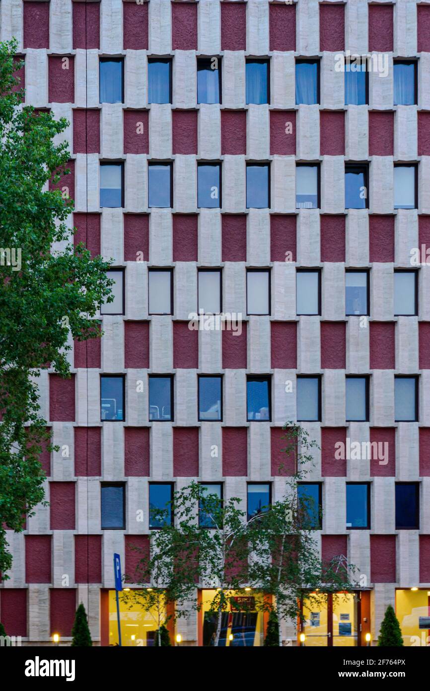Symmetrische Außenfassade des Nationaltheatergebäudes mit lila und grauen Blöcken und modernen Fenstern, Bukarest, Rumänien Stockfoto