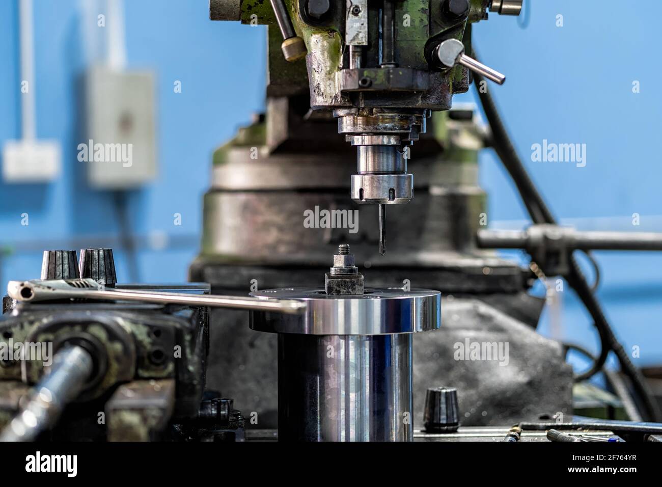 Professionelle Fräsmaschine in metallverarbeitenden Fabrik, Drehmaschine metallverarbeitende Industrie Konzept Stockfoto