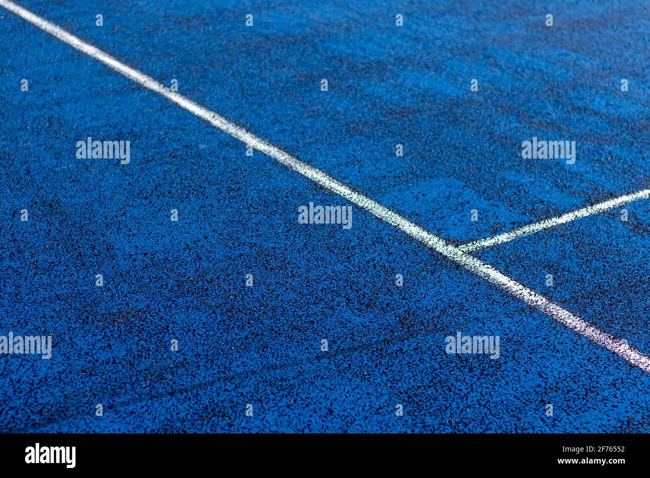 Weiße Linien auf einem blauen Platz Stockfoto