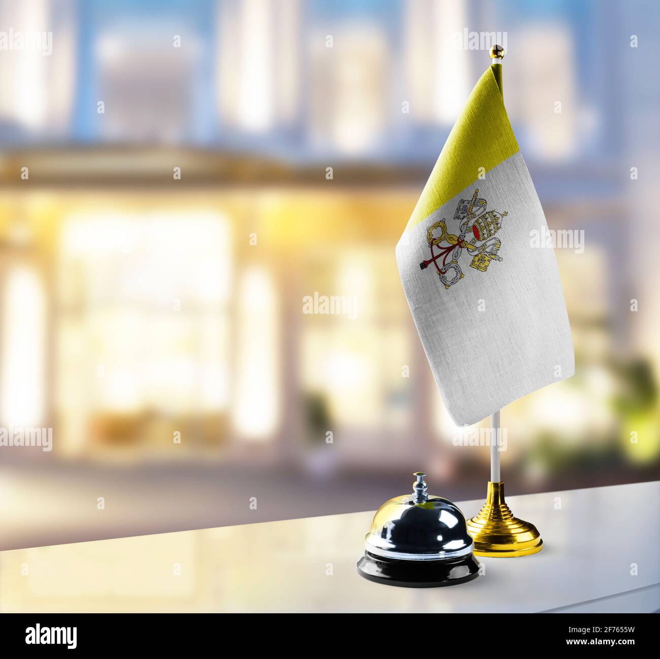 Vatikanflagge auf dem Rezeptionstresen in der Lobby von Das Hotel Stockfoto