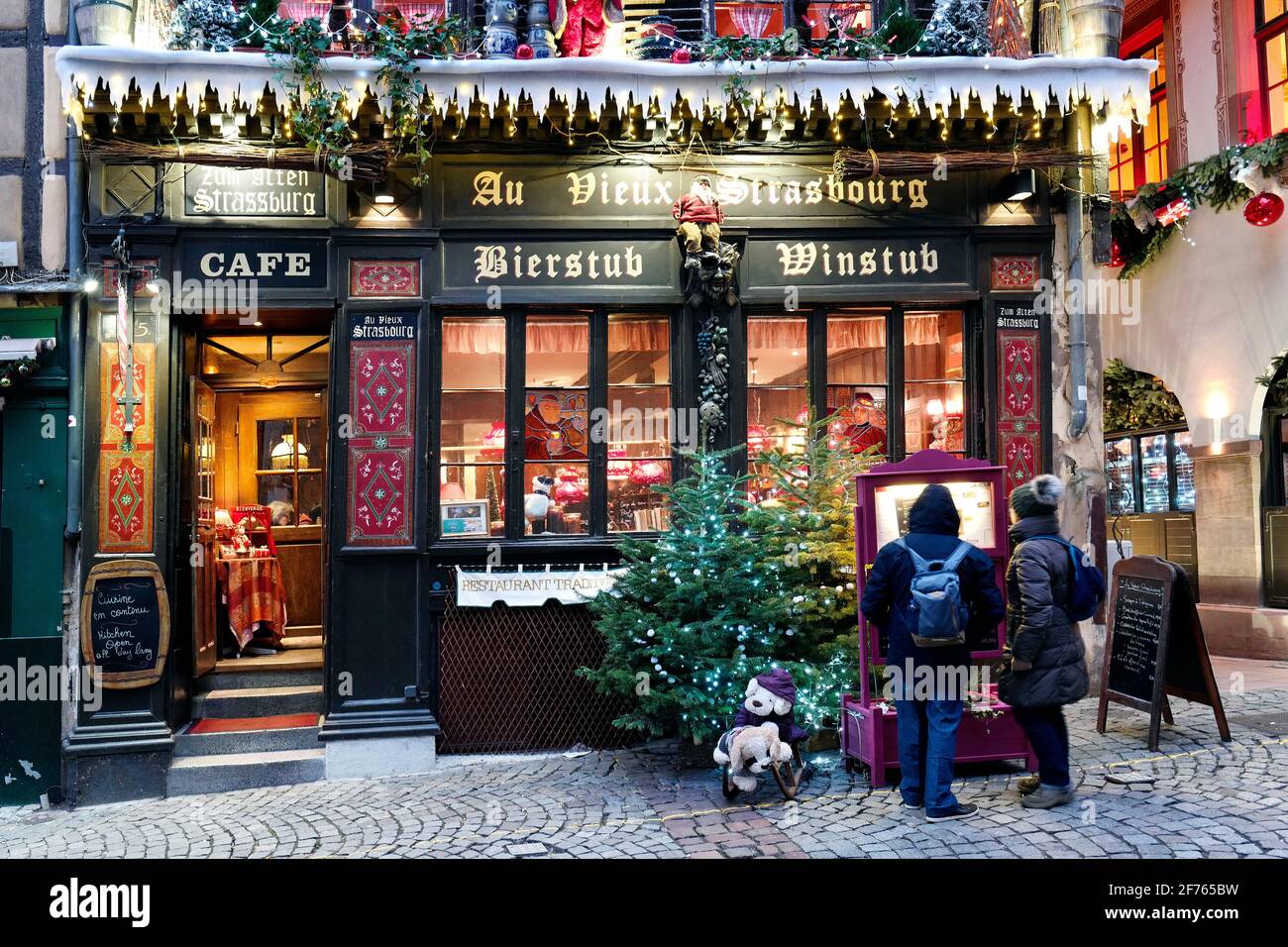 Frankreich, Elsass, Bas-Rhin, Straßburg, Weihnachtsmarkt, Durch die Straßen, verzierte Fassade. Stockfoto