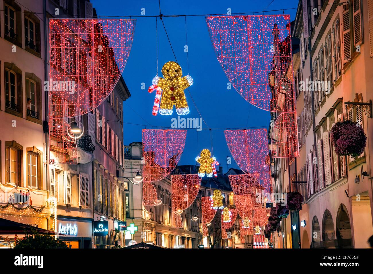 Frankreich, Elsass, Bas-Rhin, Straßburg, Weihnachtsmarkt, Durch die Straßen. Stockfoto