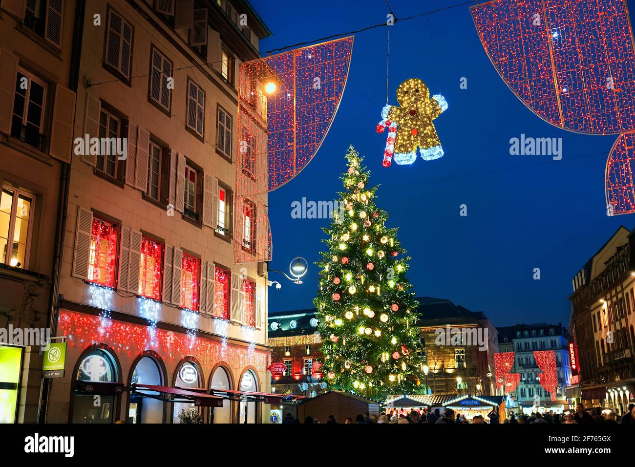 Frankreich, Elsass, Bas-Rhin, Straßburg, Weihnachtsmarkt, Durch die Straßen. Stockfoto