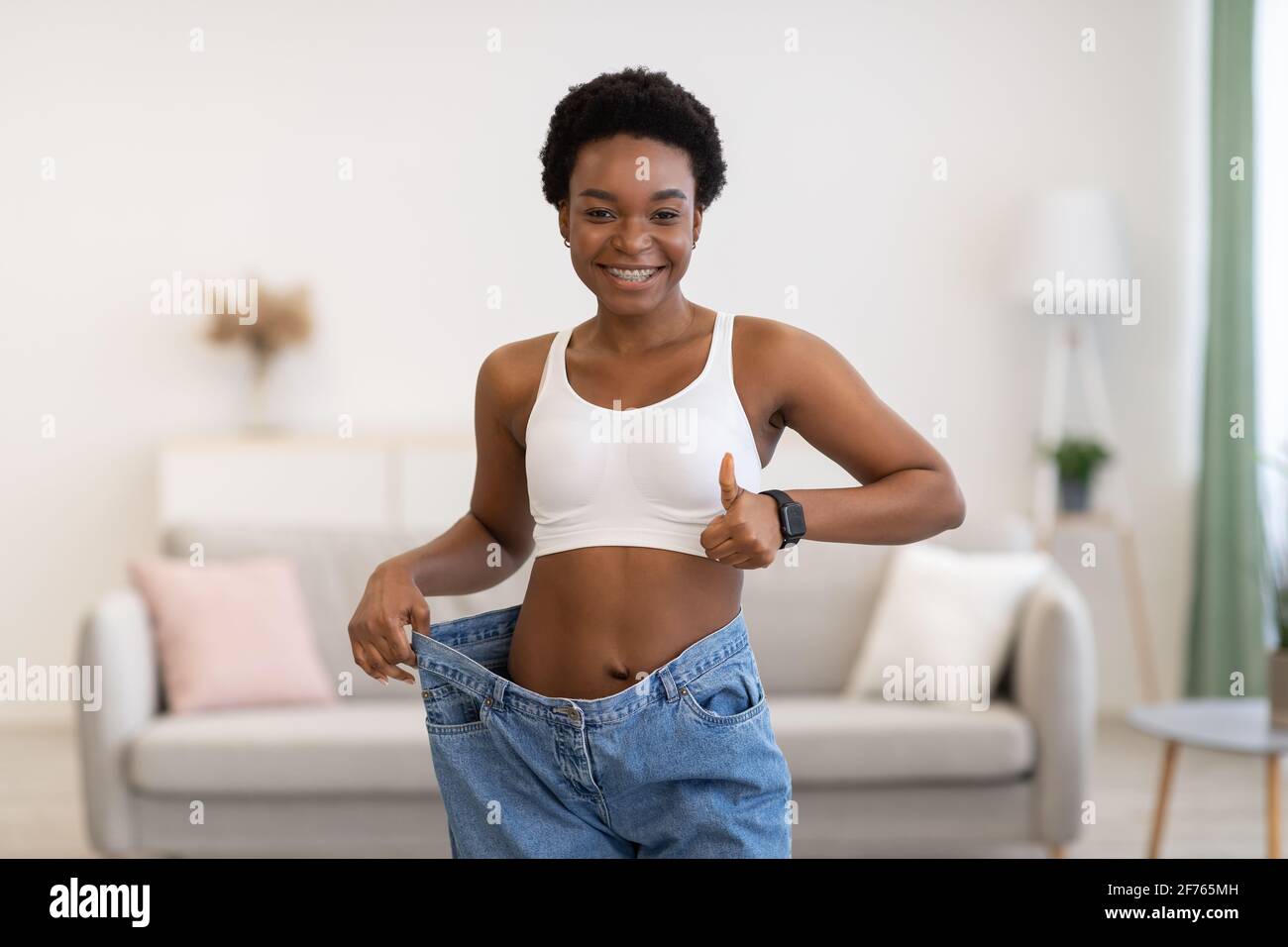 Dünne schwarze jeans -Fotos und -Bildmaterial in hoher Auflösung – Alamy