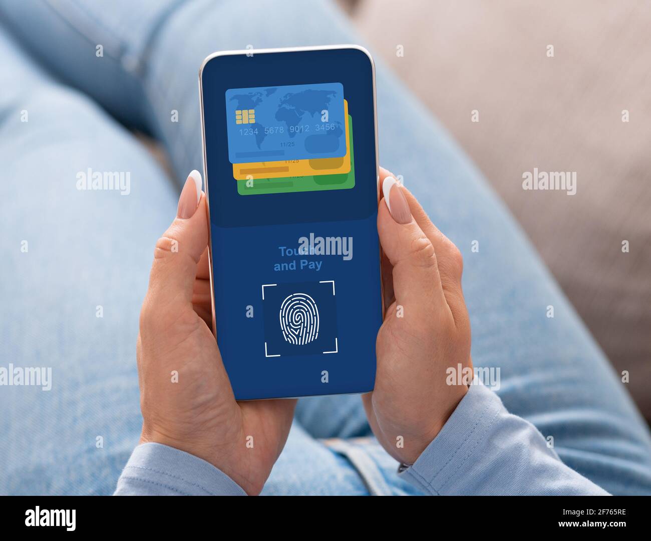 Frau, die mit Touch ID für Waren und Dienstleistungen bezahlt Stockfoto