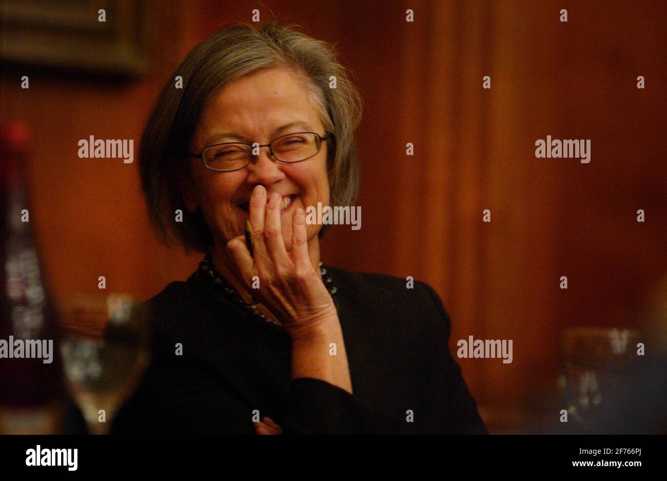 BARONESS HALE SPRICHT AUF DER INNEREN TEMPLE,15/11/04 PILSTON Stockfoto