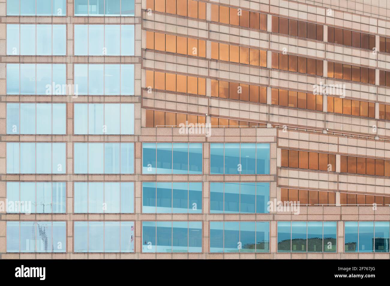 Geometrische architektonische Zusammenfassung der farbenfrohen reflektierenden Fenster des modernen Mid America Plaza in Oakbrook Terrace, Illinois Stockfoto