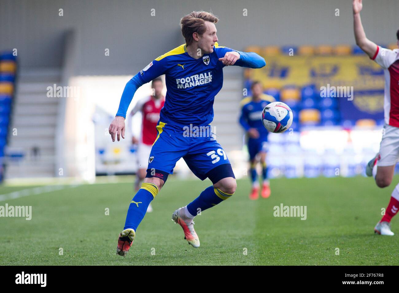 LONDON, GROSSBRITANNIEN. 5. APRIL: Joe Pigott vom AFC Wimbledon kontrolliert den Ball während des Spiels der Sky Bet League 1 zwischen dem AFC Wimbledon und Fleetwood Town in der Plough Lane, Wimbledon, London, am Montag, 5. April 2021. (Quelle: Federico Maranesi) Quelle: MI News & Sport /Alamy Live News Stockfoto