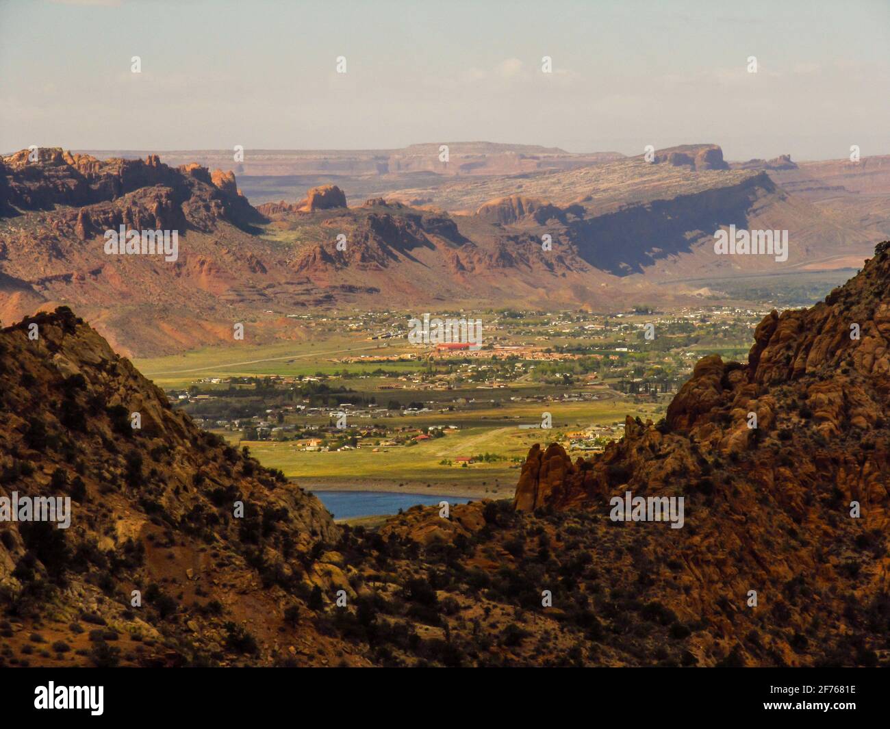 Blick über die Stadt Moab in Utah, USA, die sich zwischen Sandsteinkämmen befindet, von den La Sal Mountains aus gesehen Stockfoto