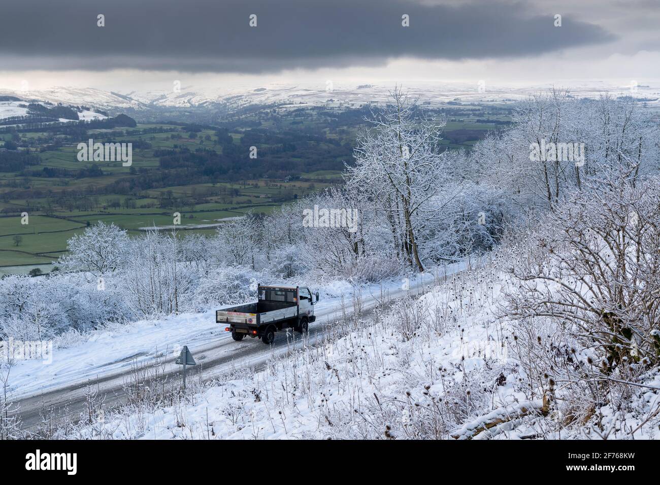 Wetter UK 6 Januar 2021, Redmire, Wensleydale, UK. Schnee machte die Reise hart an Scarr Top über Redmire in Wensleydale, als Neuschnee und unter Null Stockfoto