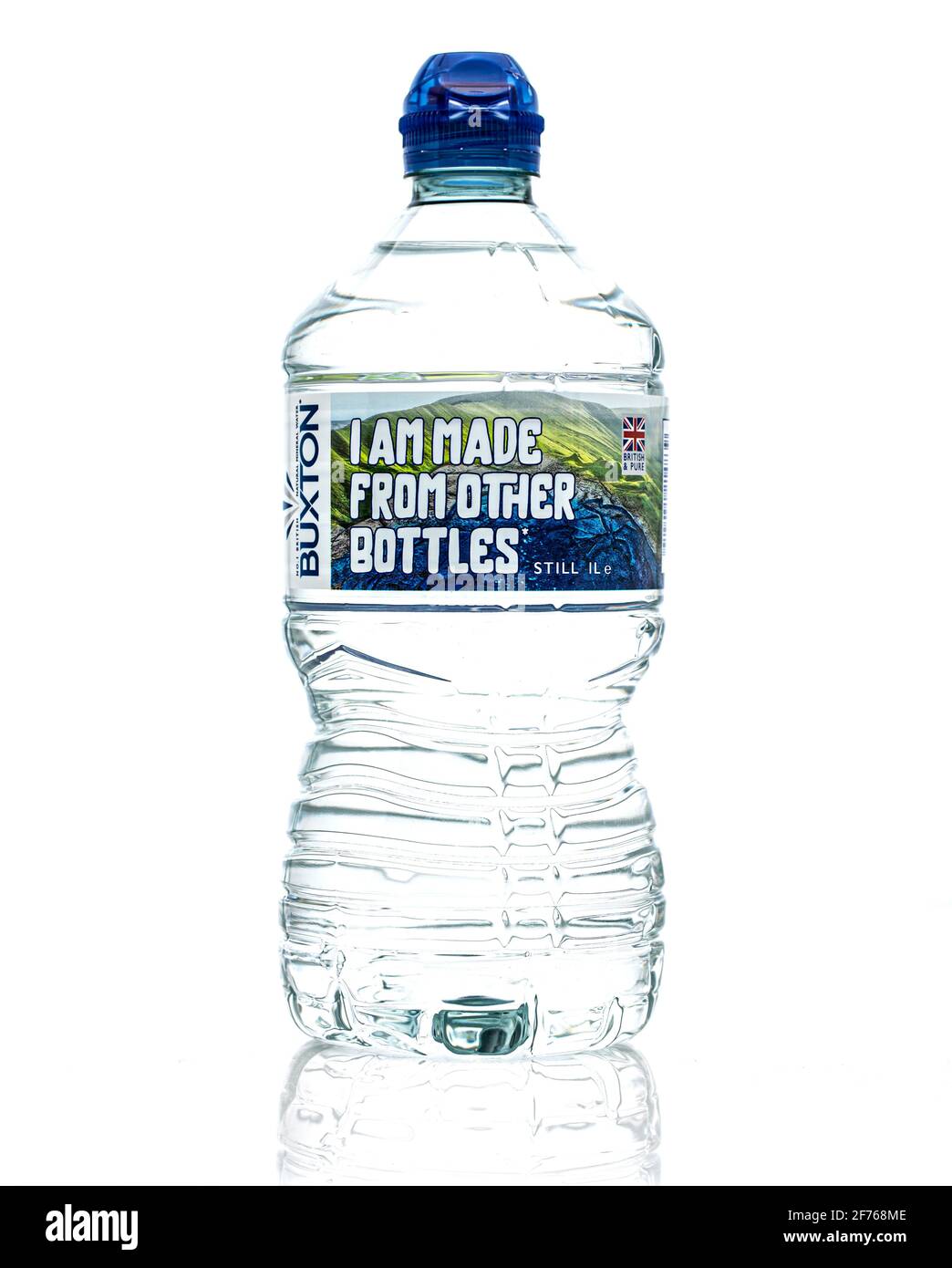 SWINDON, Großbritannien - 5. APRIL 2021: Flasche stilles Mineralwasser von Buxton auf weißem Grund Stockfoto