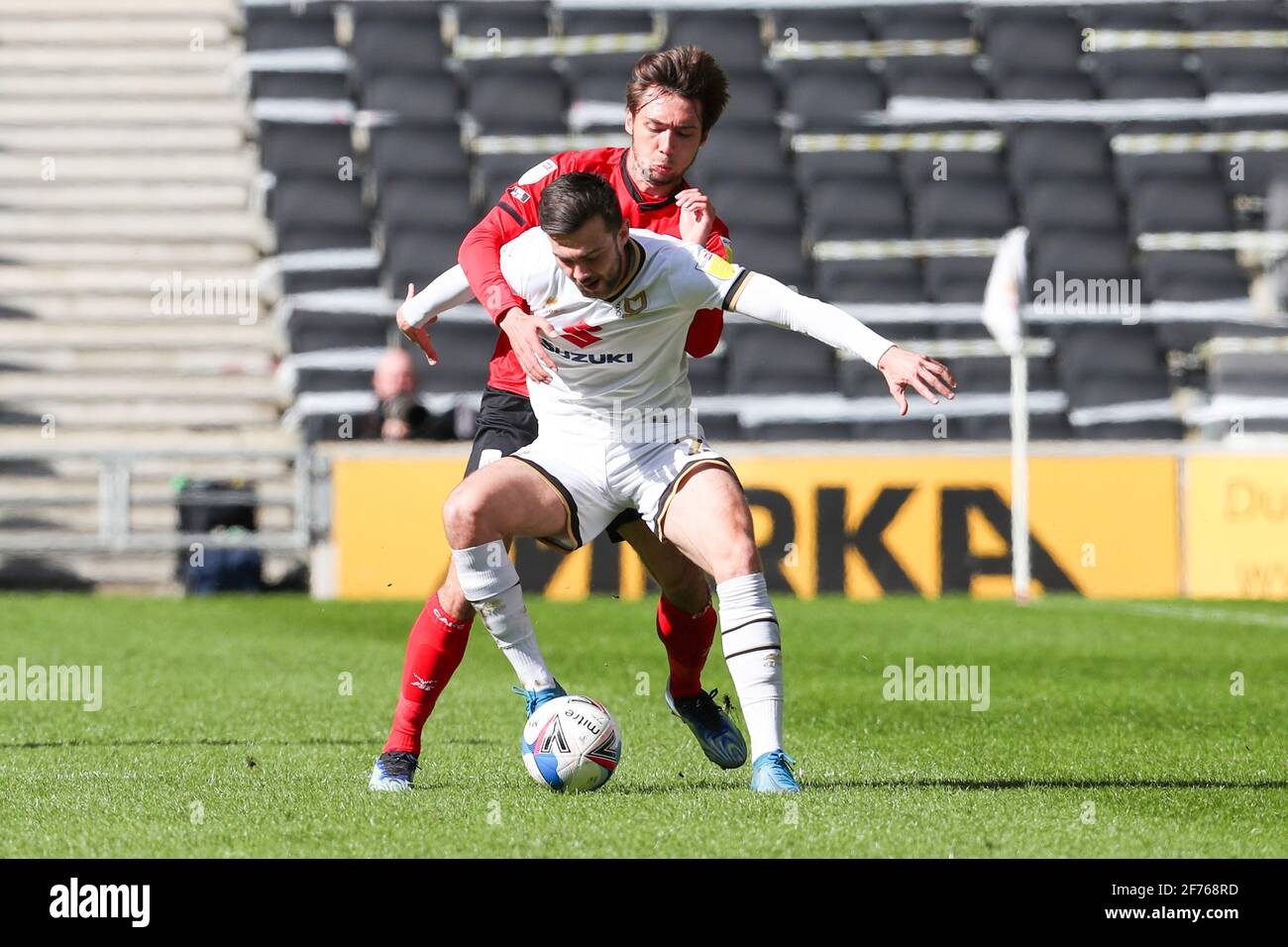 MILTON KEYNES, ENGLAND. 5. APRIL: Milton Keynes Dons Daniel Harvie wird am Montag, den 5. April 2021, in der ersten Hälfte der Sky Bet League ein Spiel zwischen MK Dons und Crewe Alexandra im Stadium MK, Milton Keynes, von Kapitän Harry Pickering von Crewe Alexandra herausgefordert. (Kredit: John Cripps, Mi News) Kredit: MI Nachrichten & Sport /Alamy Live Nachrichten Stockfoto