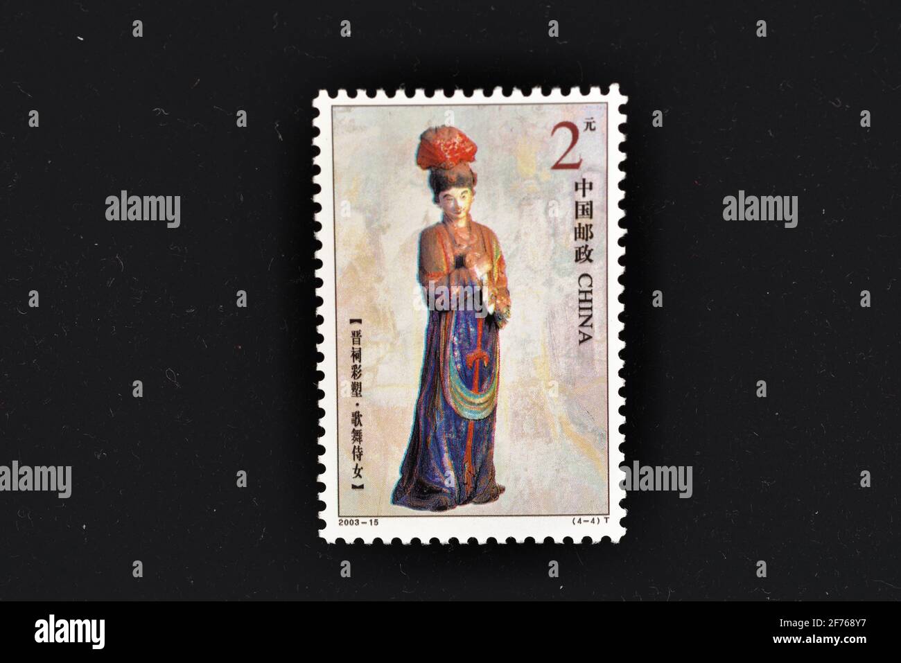 CHINA - UM 2003: Eine in China gedruckte Marke zeigt gemalte Statuen des Jinci-Tempels, singende und tanzende Magier, um 2003. Stockfoto