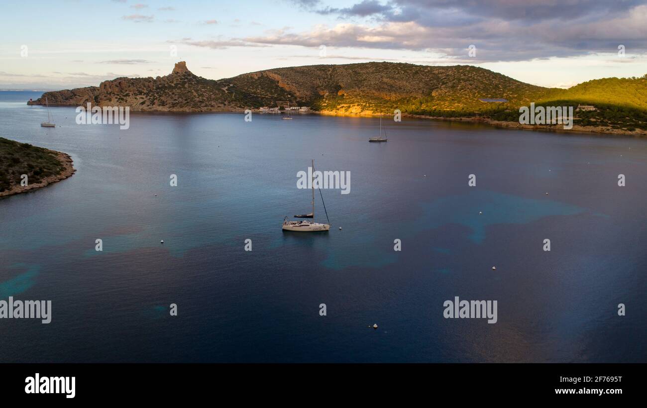 Luftdrohnenaufnahme der Insel Cabrera im Archipel der Balearen, Spanien. Blick auf die Bucht mit Segelbooten Stockfoto