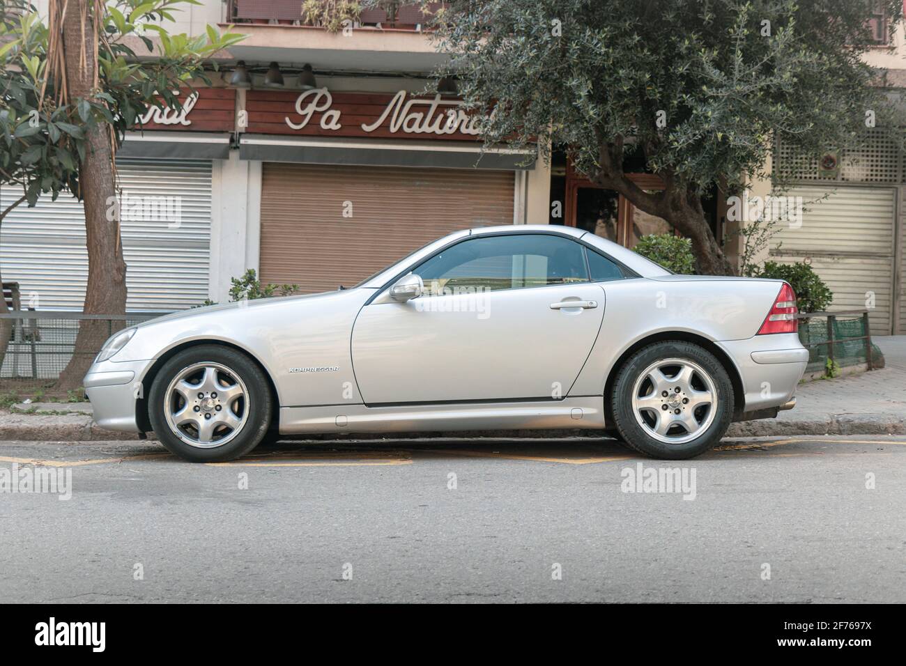 SABADELL, SPANIEN-4. APRIL 2021: Mercedes-Benz SLK 200 (R170), erste Generation (1996–2004), Seitenansicht Stockfoto