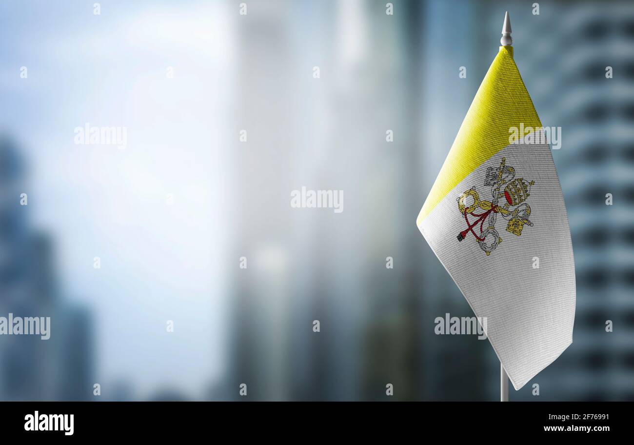 Eine kleine Flagge des Vatikans auf dem Hintergrund eines Unscharfer Hintergrund Stockfoto