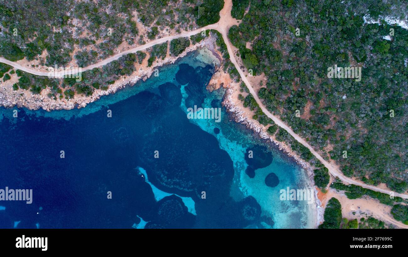 Luftdrohnenaufnahme einer Bucht auf der Insel Cabrera im Archipel der Balearen, Spanien Stockfoto