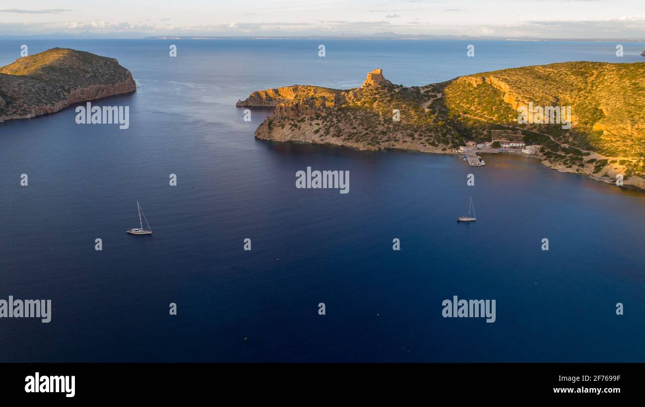 Luftdrohnenaufnahme der Insel Cabrera im Archipel der Balearen, Spanien. Blick auf die Bucht mit Segelbooten Stockfoto