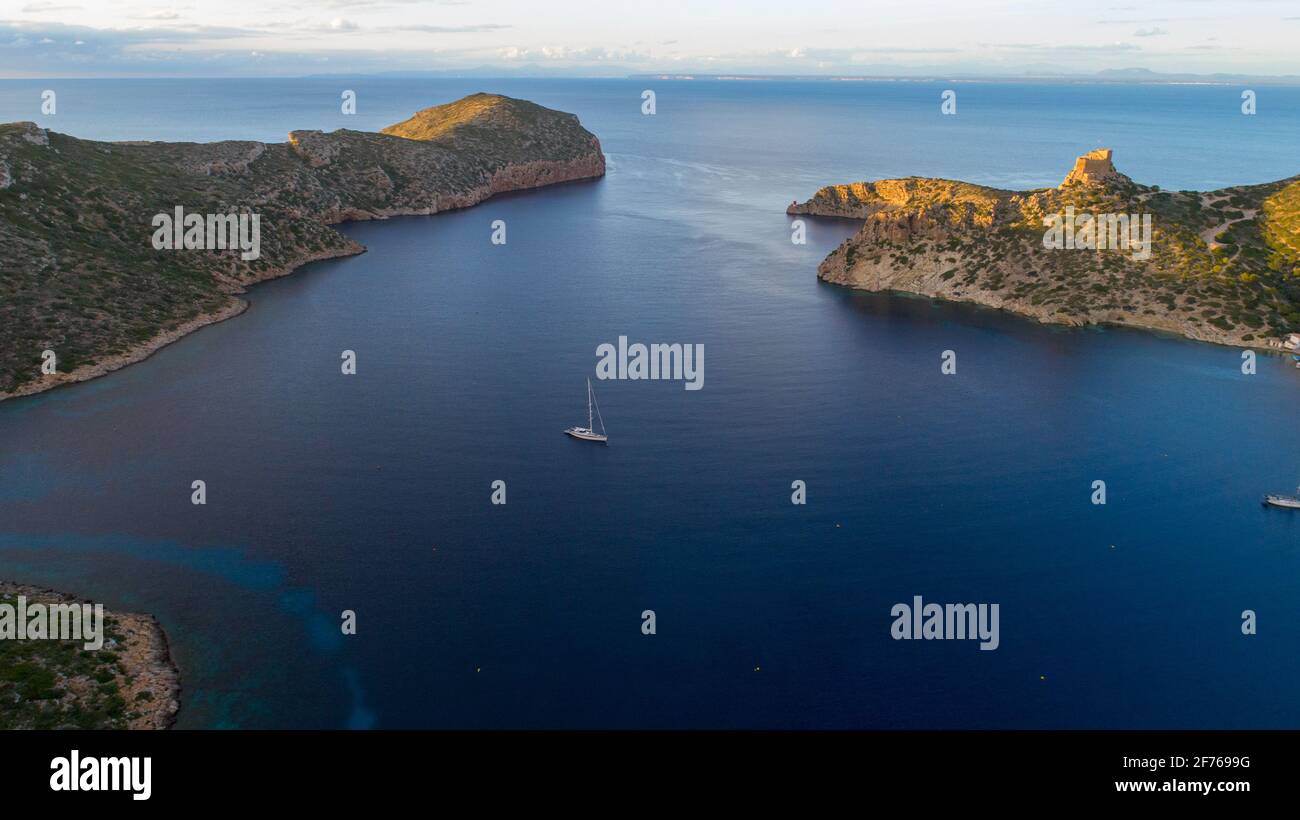 Luftdrohnenaufnahme der Insel Cabrera im Archipel der Balearen, Spanien. Blick auf die Bucht mit Segelbooten Stockfoto