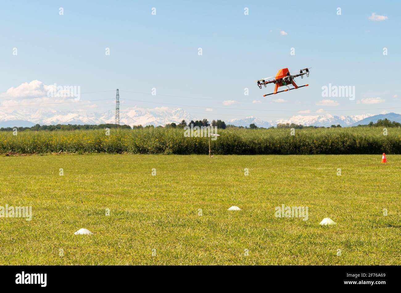 Hexacopter Drohne im Training fliegen über landwirtschaftliche Wiese. Stockfoto