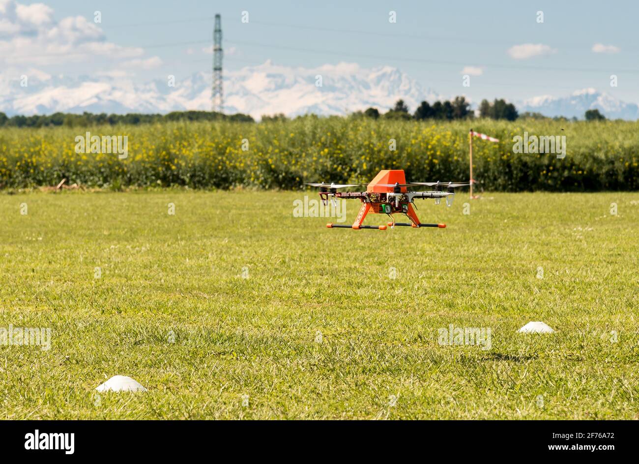 Hexacopter Drohne im Training fliegen über landwirtschaftliche Wiese. Stockfoto