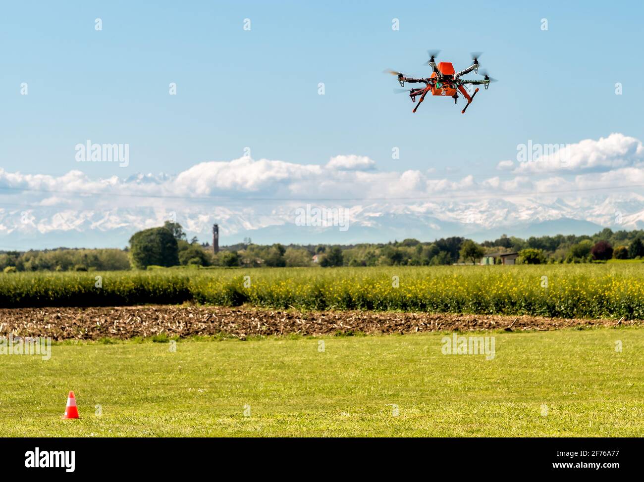 Hexacopter Drohne im Training fliegen über landwirtschaftliche Wiese. Stockfoto