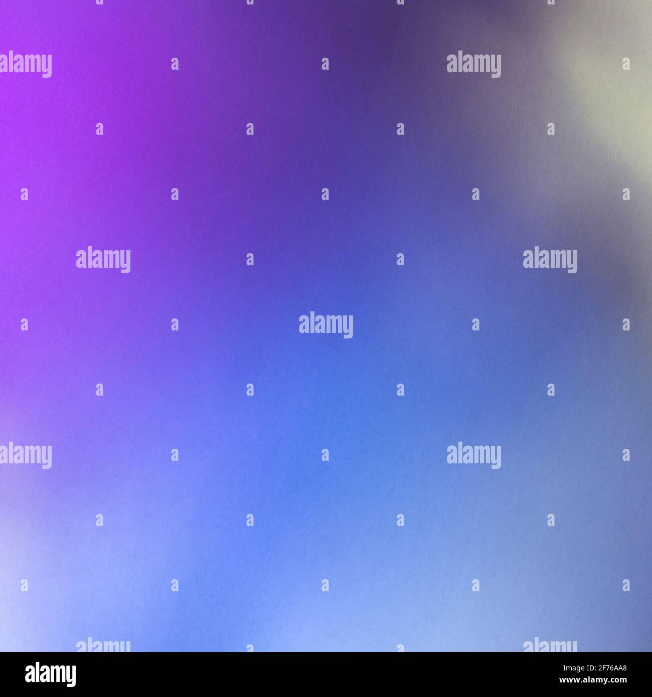 Abstrakter violetter, türkis und grüner unscharfer Lichthintergrund für Mockups. Modischer, kreativer Farbverlauf. Scuare-Banner. Stockfoto