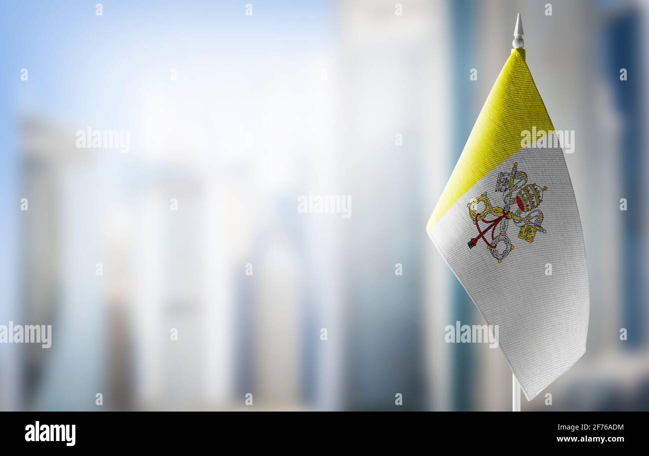 Eine kleine Flagge des Vatikans auf dem Hintergrund eines Unscharfer Hintergrund Stockfoto