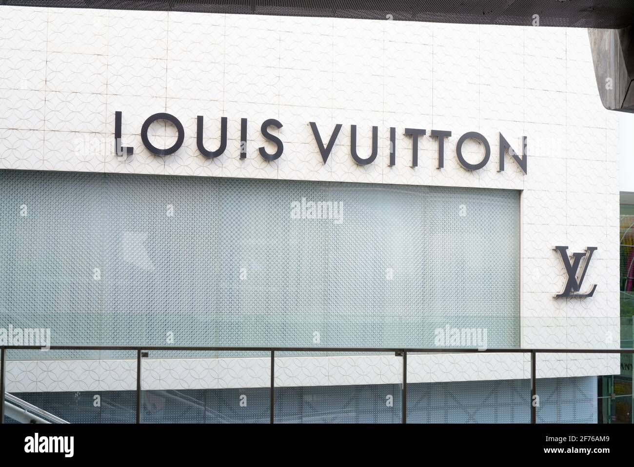 BANGKOK, THAILAND - 10. MAI 2020 - Außenansicht des Louis Vuitton Shops in der Emporium Mall. Louis Vuitton ist ein Frankreich Luxus-Lederwarenunternehmen. Gegründet in Stockfoto