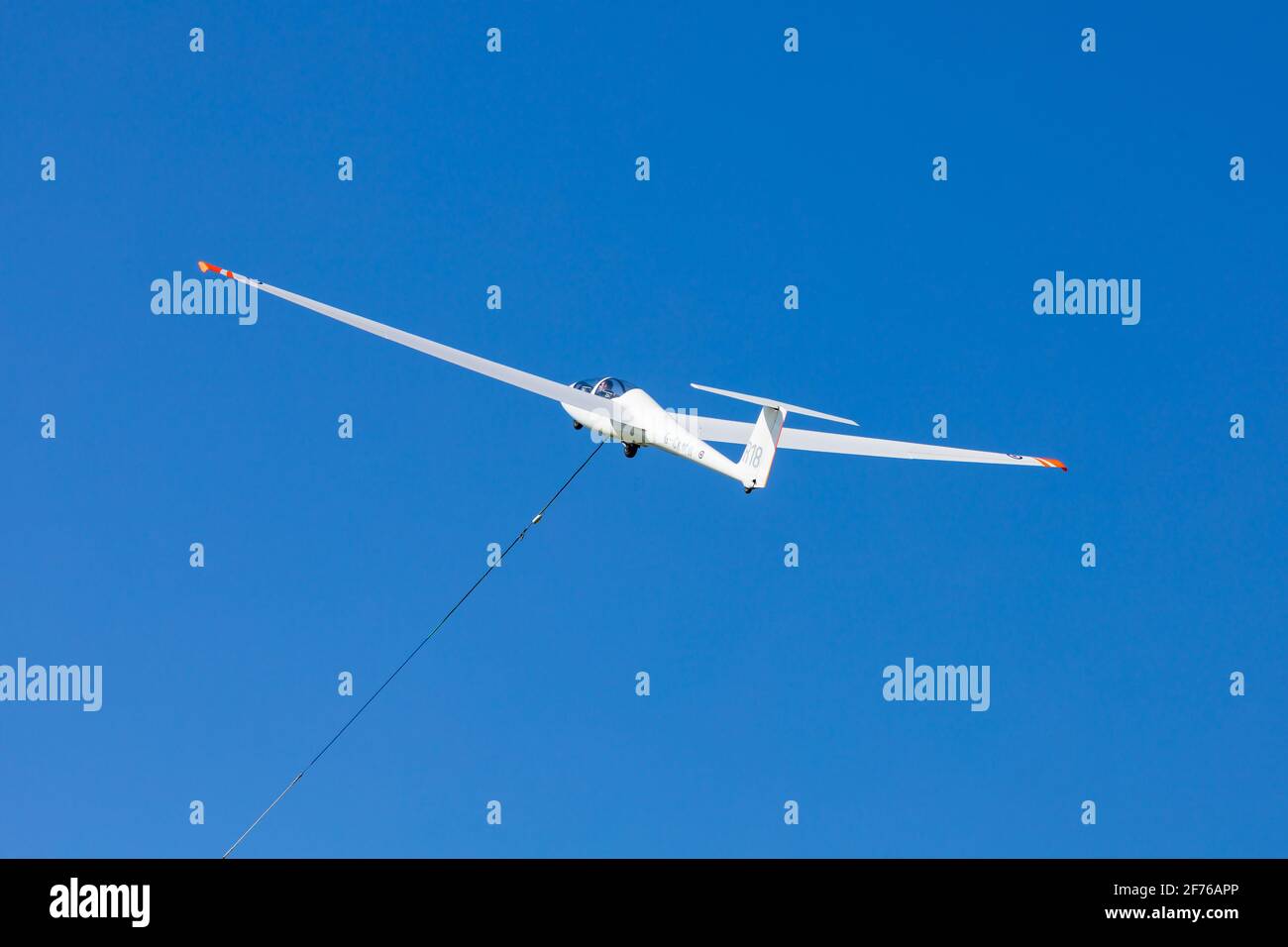 Alexander Schleicher ASK21 Segelflugzeug der RAFGSA Winde startet in klaren blauen Himmel. Stockfoto