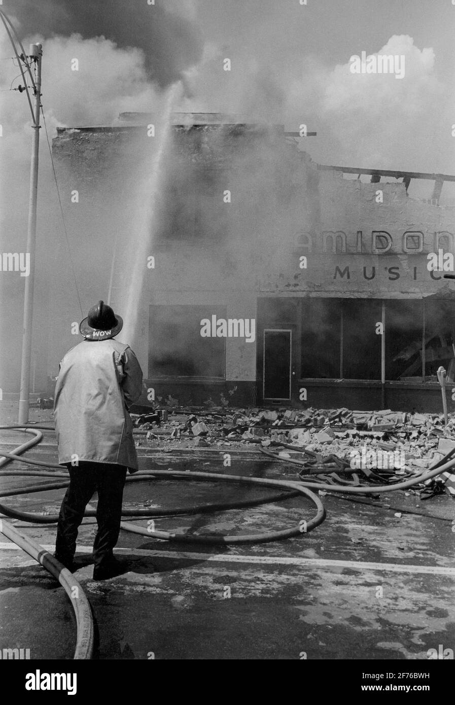 Feuerwehrmann mit „WOW“ auf seinem Feuerwehrhelm, Miami, Florida, CA.1966. Stockfoto