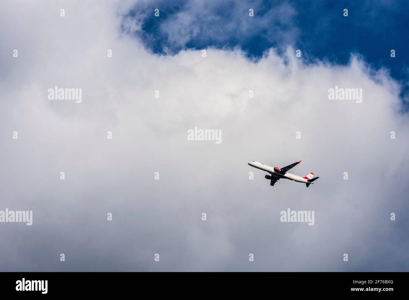 Flugzeug der Austrian Airlines, Embraer 195 in , Wien, Österreich Stockfoto
