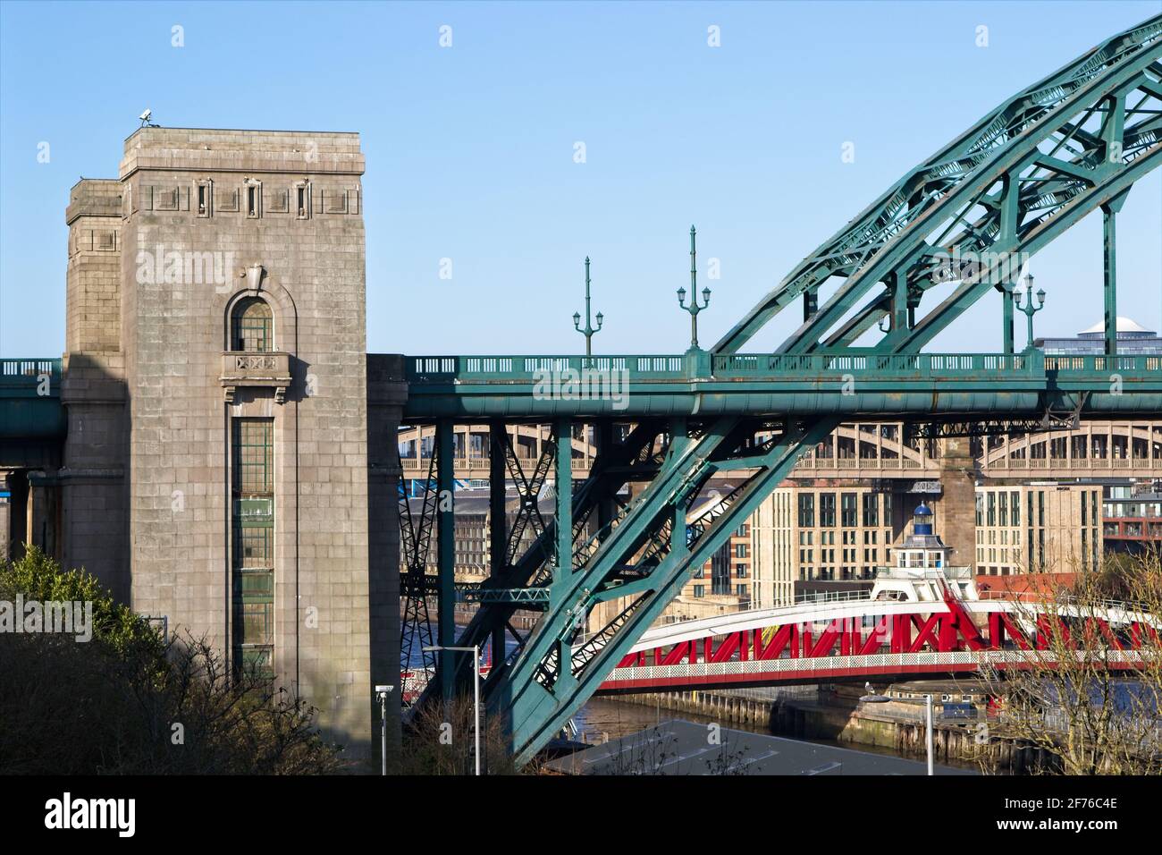 Die legendäre Tyne Bridge wurde 1928 eröffnet, um Newcastle und Gateshead zu verbinden, indem sie den Fluss Tyne in Tyne und Wear, Nordostengland, überspannt. Stockfoto