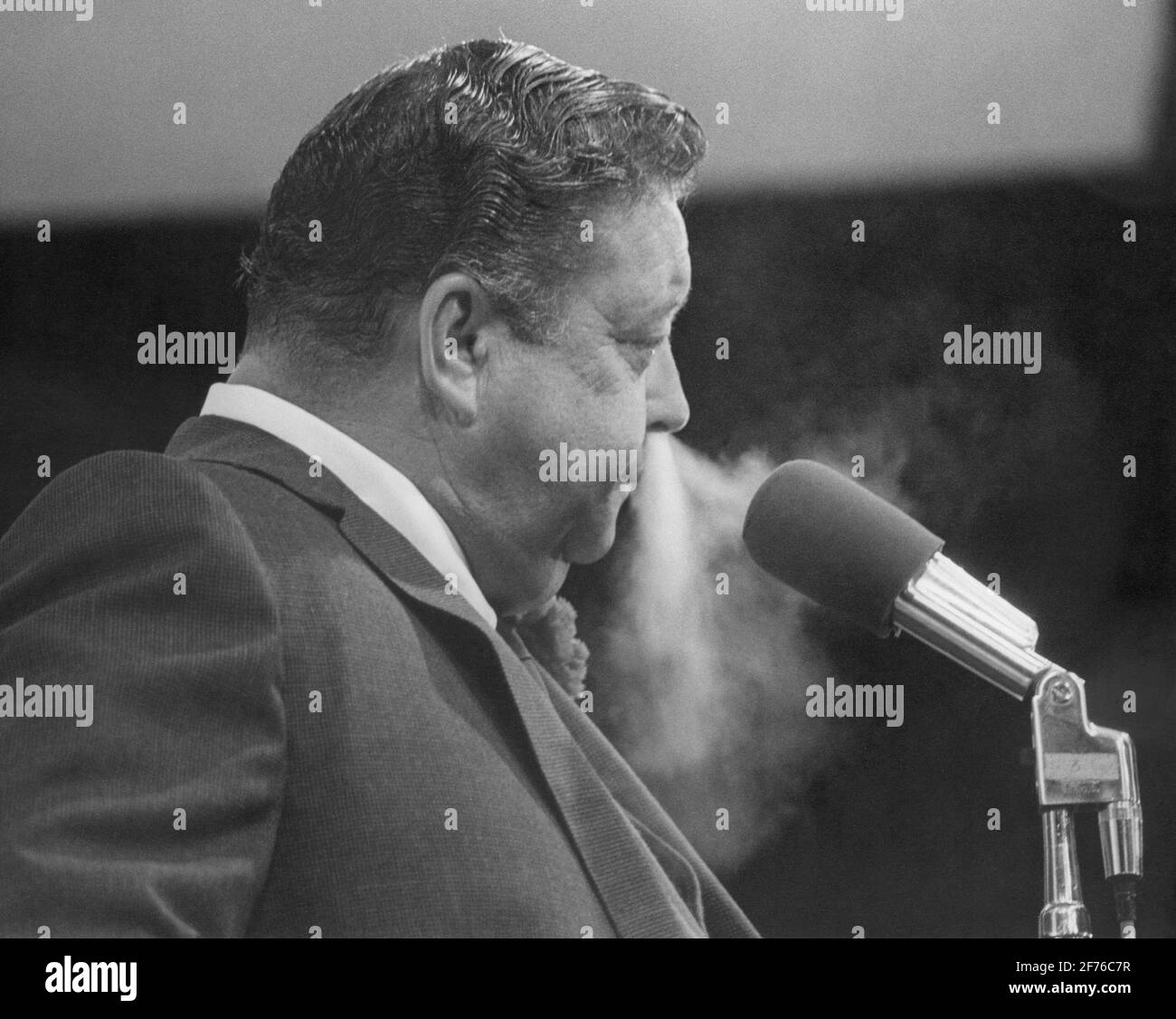 Die Persönlichkeit von Fernsehen, Film und Radio Jackie Gleason hält eine Pressekonferenz in Miami Beach, Florida, wo er viele Jahre lang seine TV-Show hatte...Er scheint während dieser Veranstaltung zu rauchen... Ca. 60er Jahre. Stockfoto