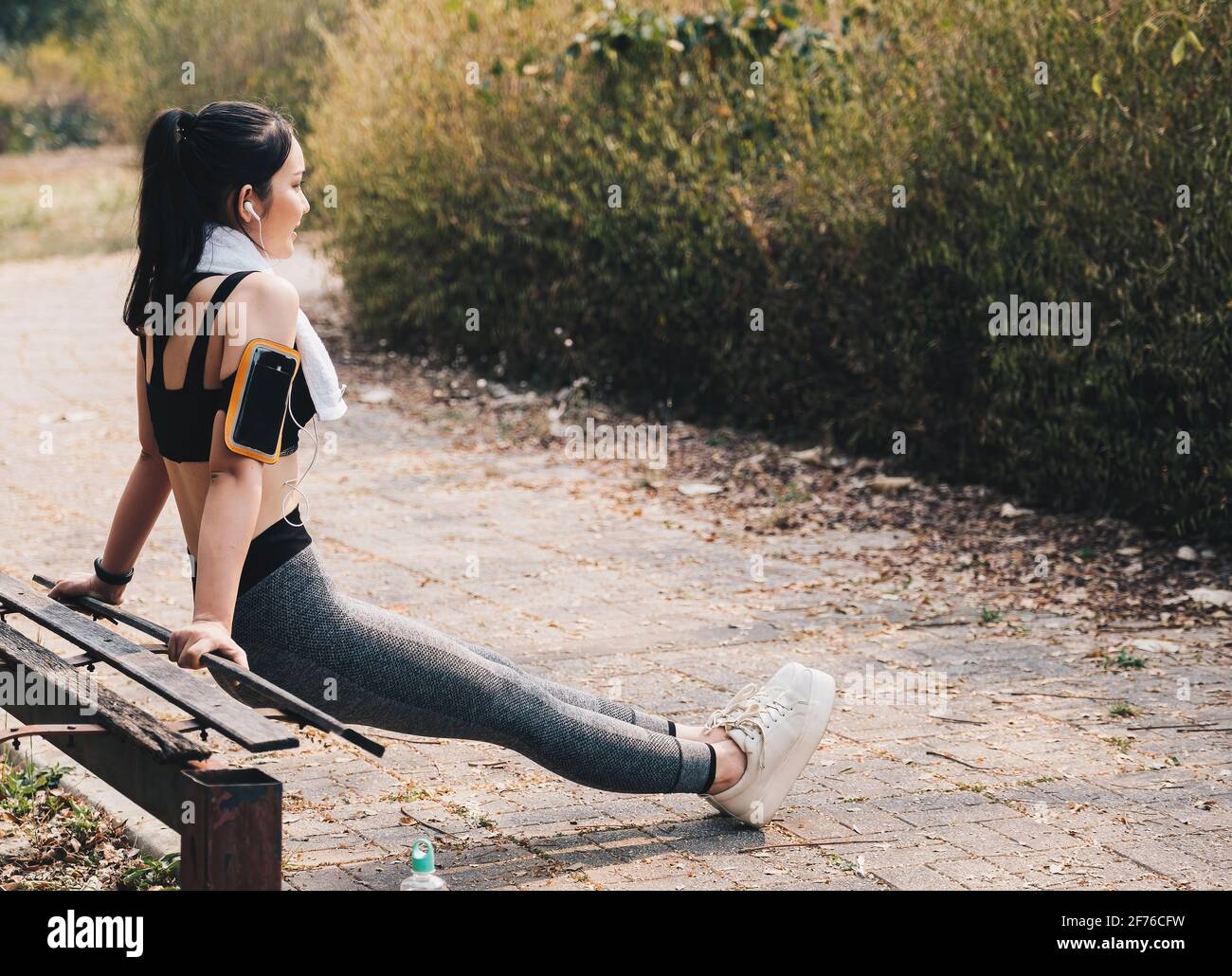 Fitness, Sport, Training und Lifestyle-Konzept - Frau, die das Bein auf Ständen streckt. Stockfoto