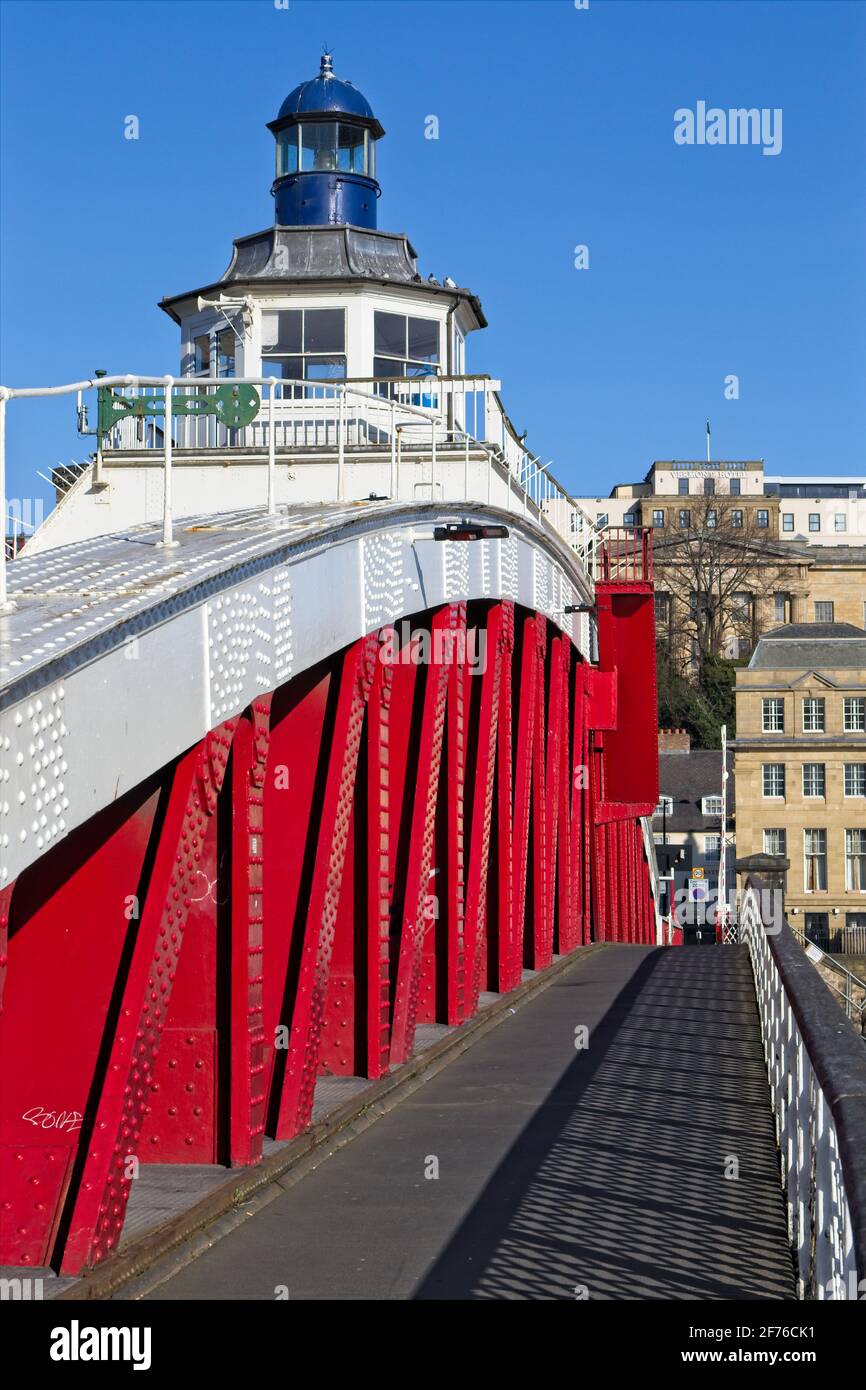 Die historische Swing Bridge ist ein denkmalgeschütztes Bauwerk der Klasse 2, das den Fluss Tyne überspannt und Newcastle und Gateshead in Tyne und Wear, Nordostengland, verbindet Stockfoto