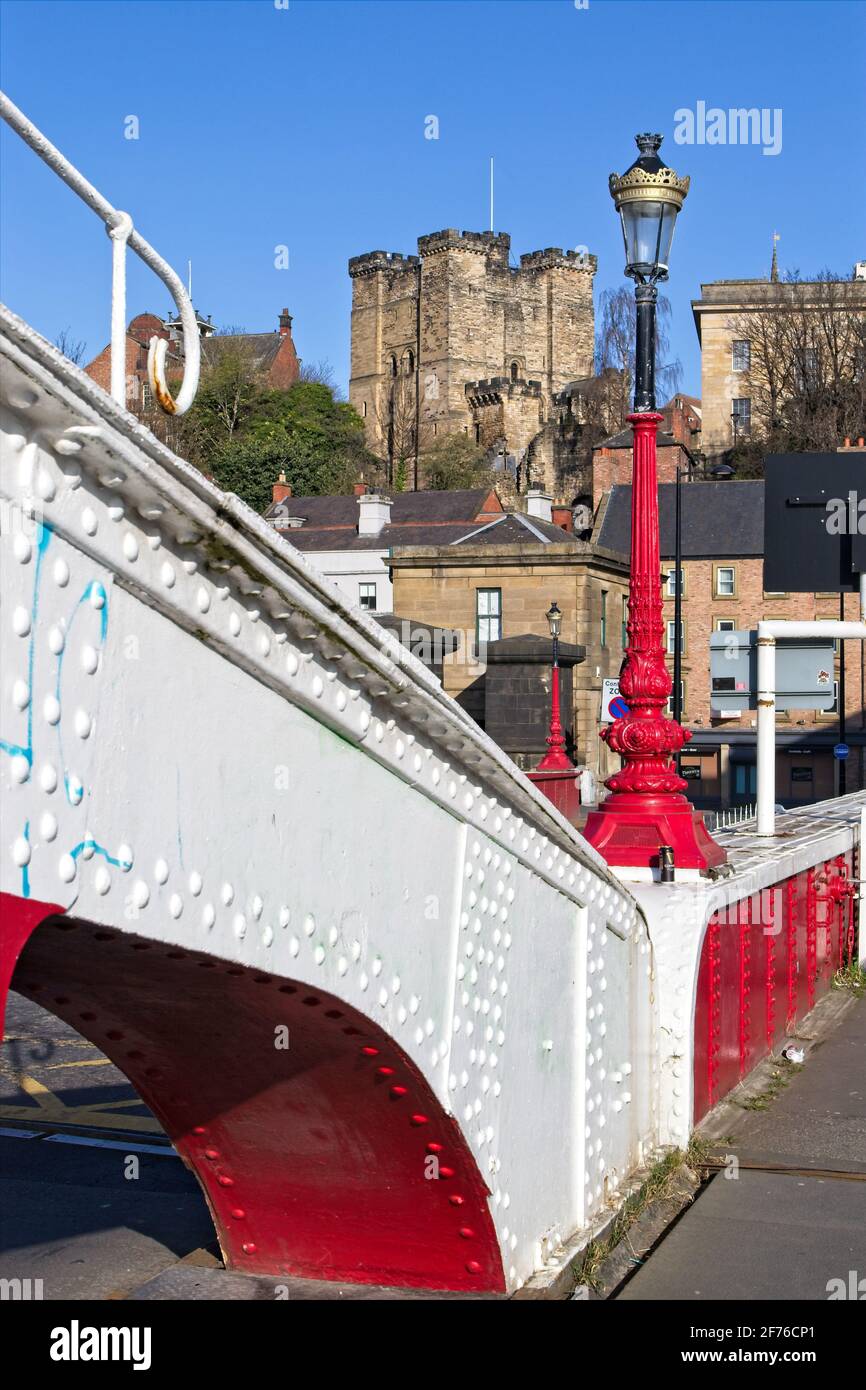 Die historische Swing Bridge ist ein denkmalgeschütztes Bauwerk der Klasse 2, das den Fluss Tyne überspannt und Newcastle und Gateshead in Tyne und Wear, Nordostengland, verbindet Stockfoto