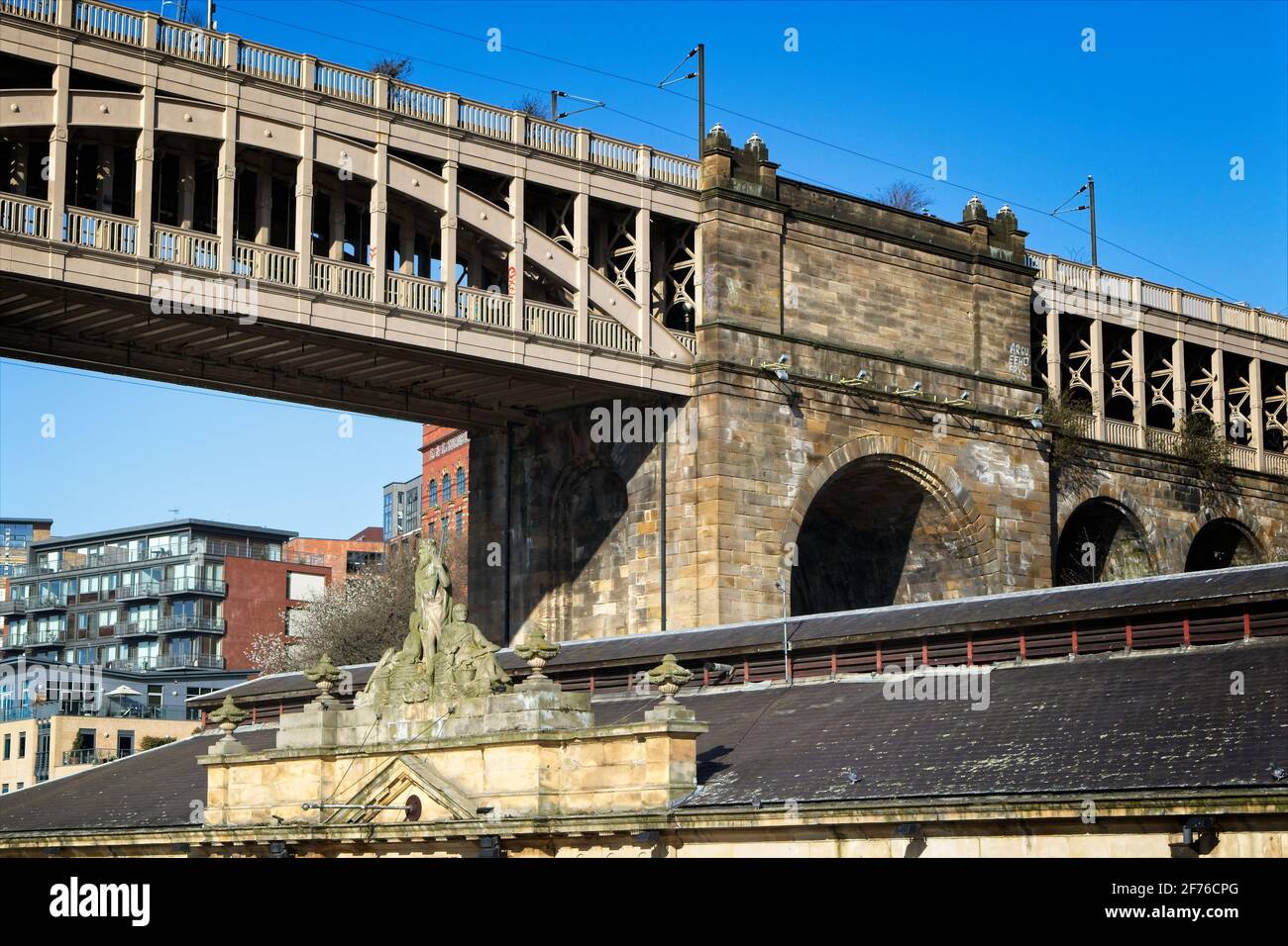 Die Hohe Brücke ist eine Straßen- und Eisenbahnbrücke überspannt den Fluss Tyne zwischen Newcastle upon Tyne und Gateshead in Nordost-england. Stockfoto