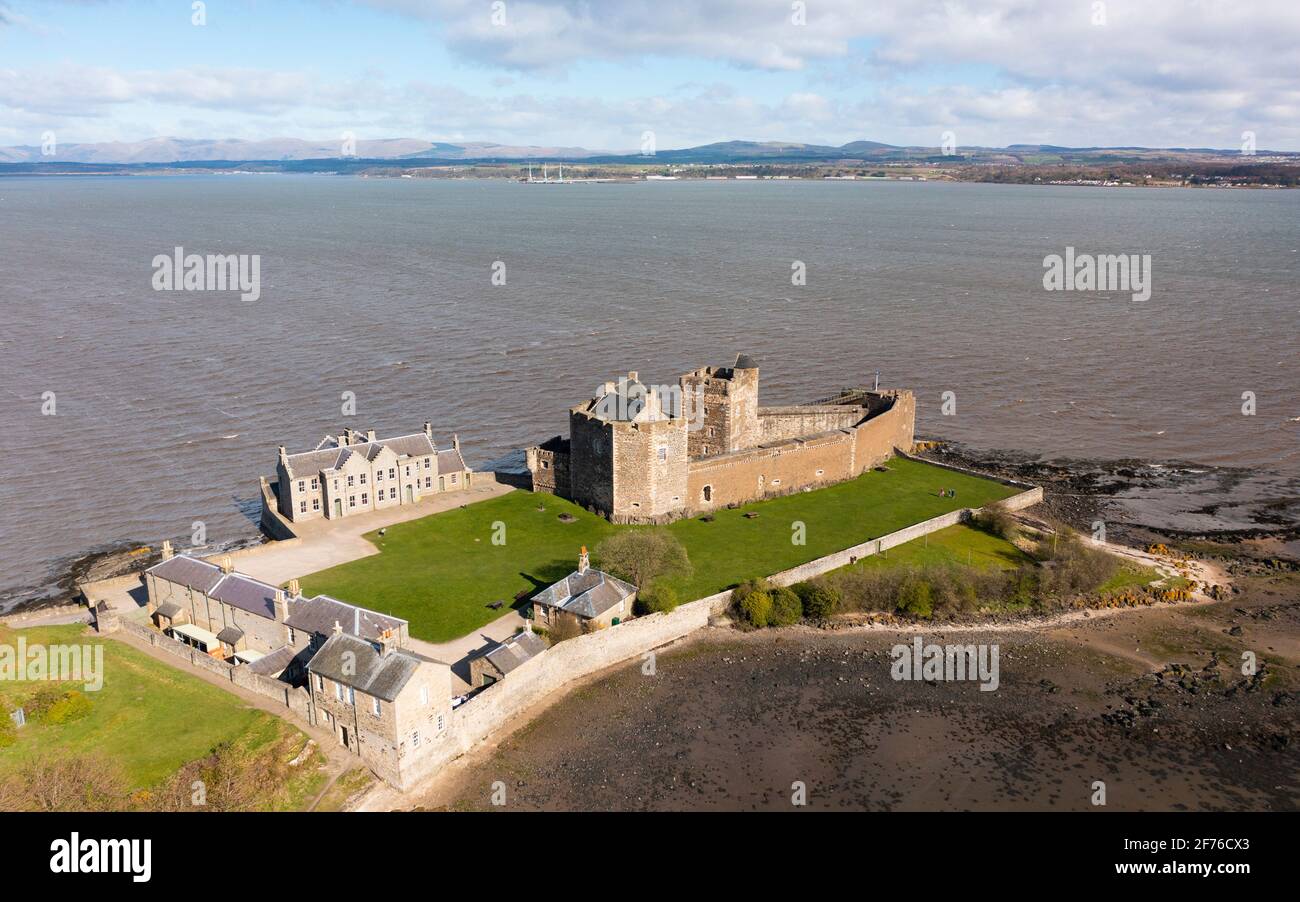 Luftaufnahme von der Drohne von Blackness Castle am Firth of Forth in Schottland, Großbritannien Stockfoto