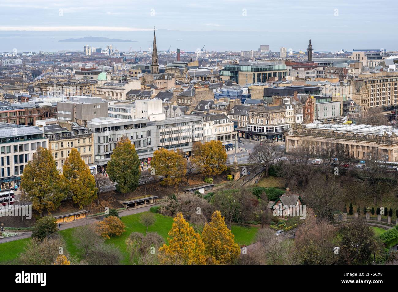 Erhöhter Blick auf die West Princes Street Gardens, die Princes Street und die Royal Scottish Academy von den Zinnen des Edinburgh Castle - Edinburgh, Schottland, U Stockfoto