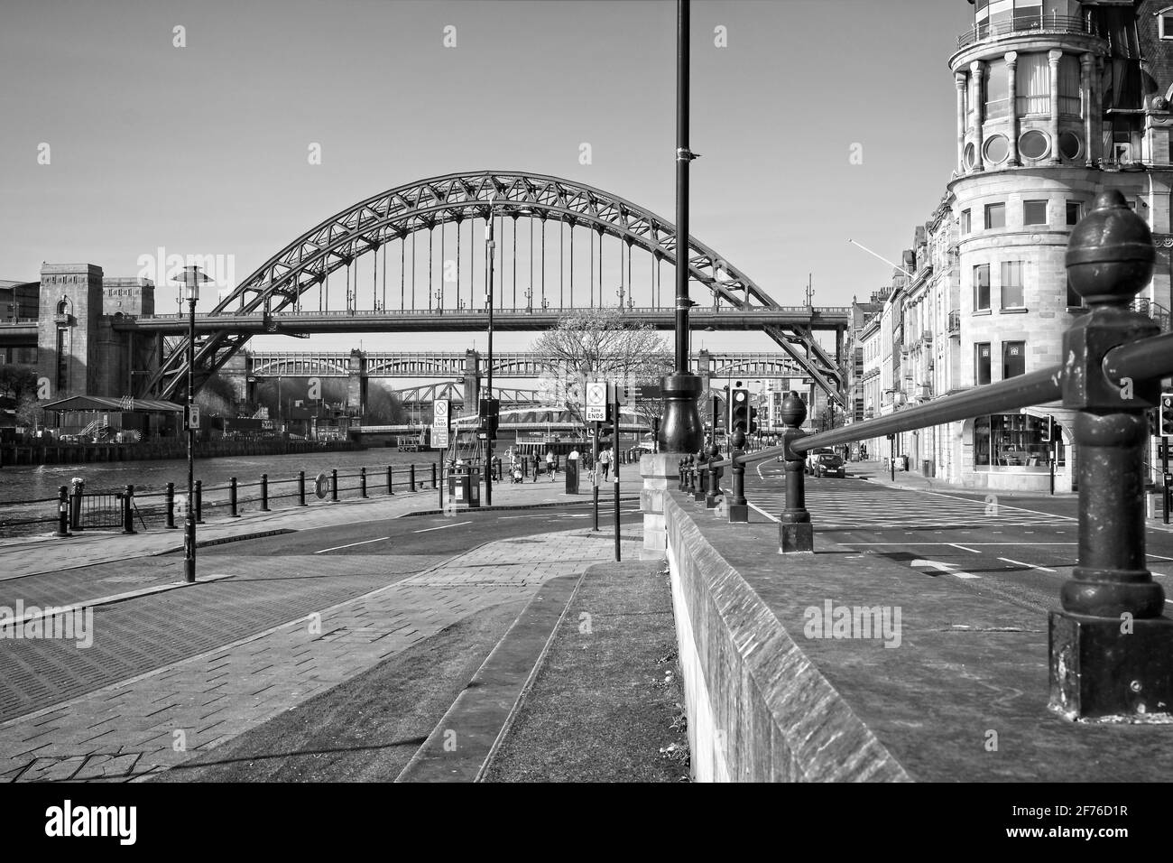 Ein Blick auf die Landschaft mit Blick auf die Quayside in Newcastle upon Tyne in Richtung der berühmten Tyne Bridge in der Ferne. Stockfoto