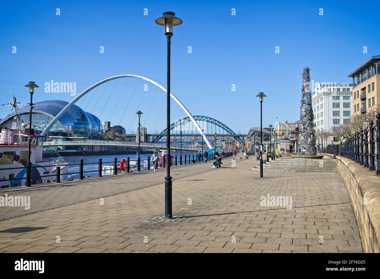 Landschaftsbild Blick auf Newcastles Kai in Richtung Gateshead Millennium Bridge und Tyne Bridge in Tyne and Wear, Nordostengland. Stockfoto