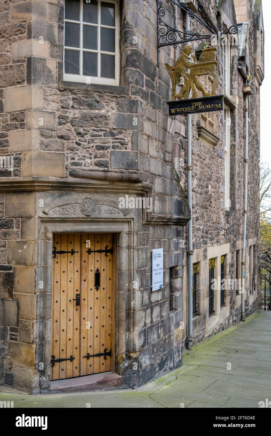 Das Schriftstellermuseum auf Lady Stairs Close Off Lawnmarket in der Altstadt von Edinburgh, Schottland, Großbritannien Stockfoto