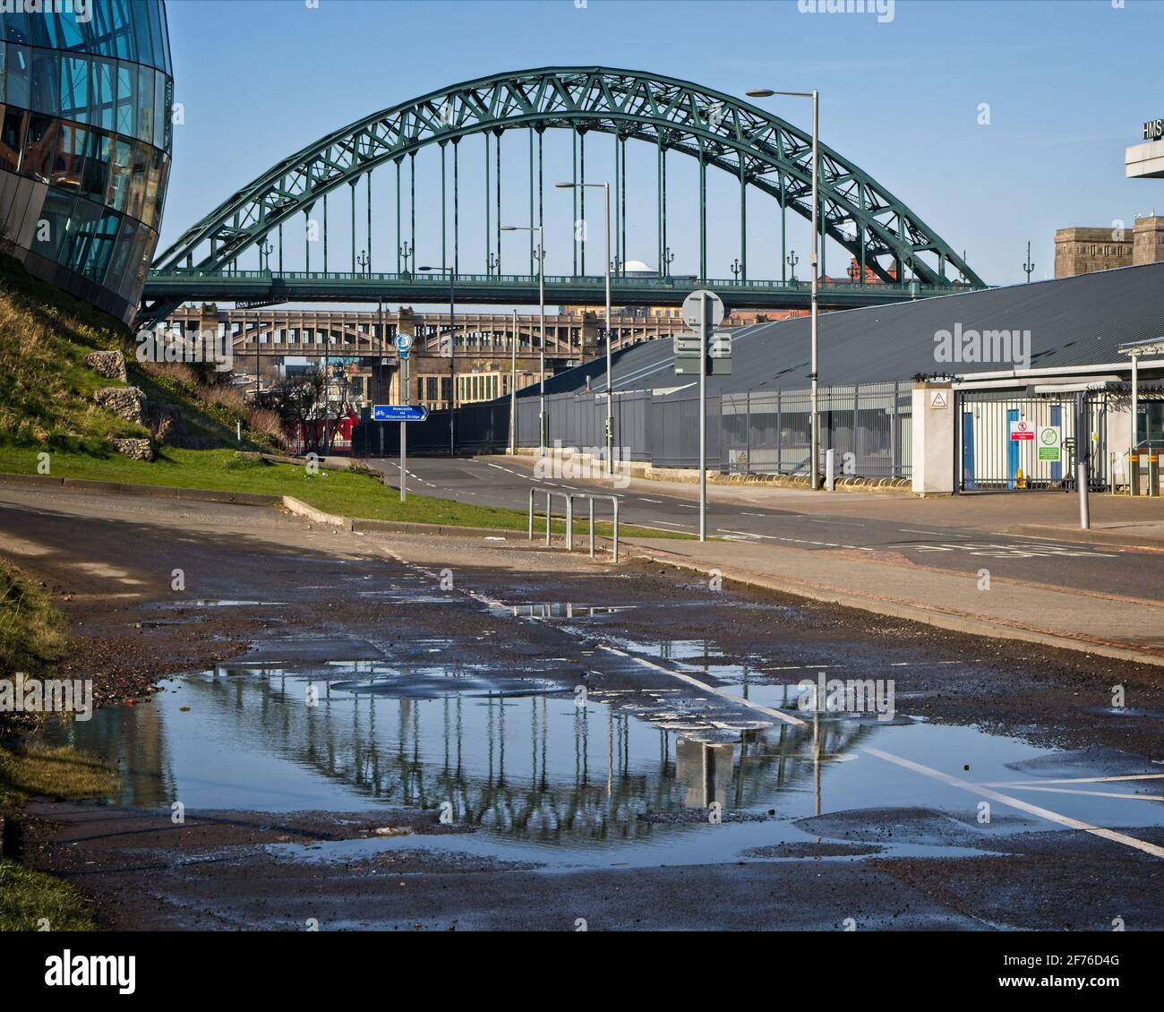 Die berühmte Newcastle Tyne Bridge und ihre Spiegelung wurden in einer Pfütze auf der Gateshead-Seite des Flusses Tyne festgehalten. Stockfoto