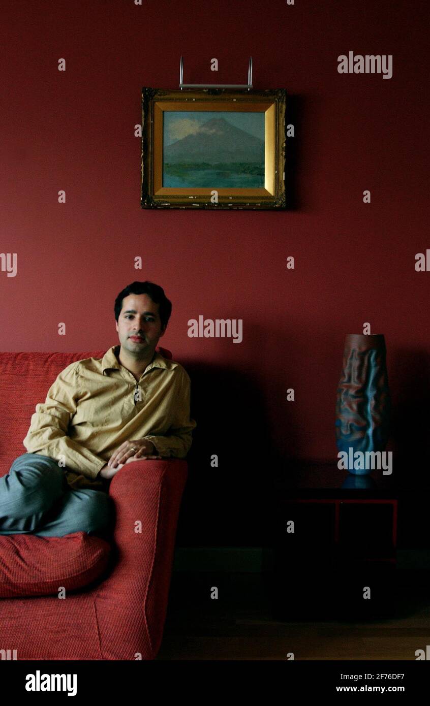 NICHOLAS ARROYAVE PORTELA IN SEINEM HAUS IN DER SCHWEIZ COTTAGE,14/1/04 Stockfoto