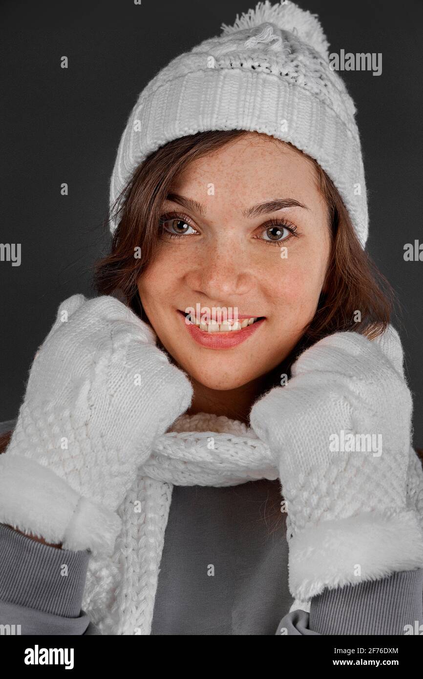 Nette Frau eingewickelt warm in Winterkleidung Stockfoto