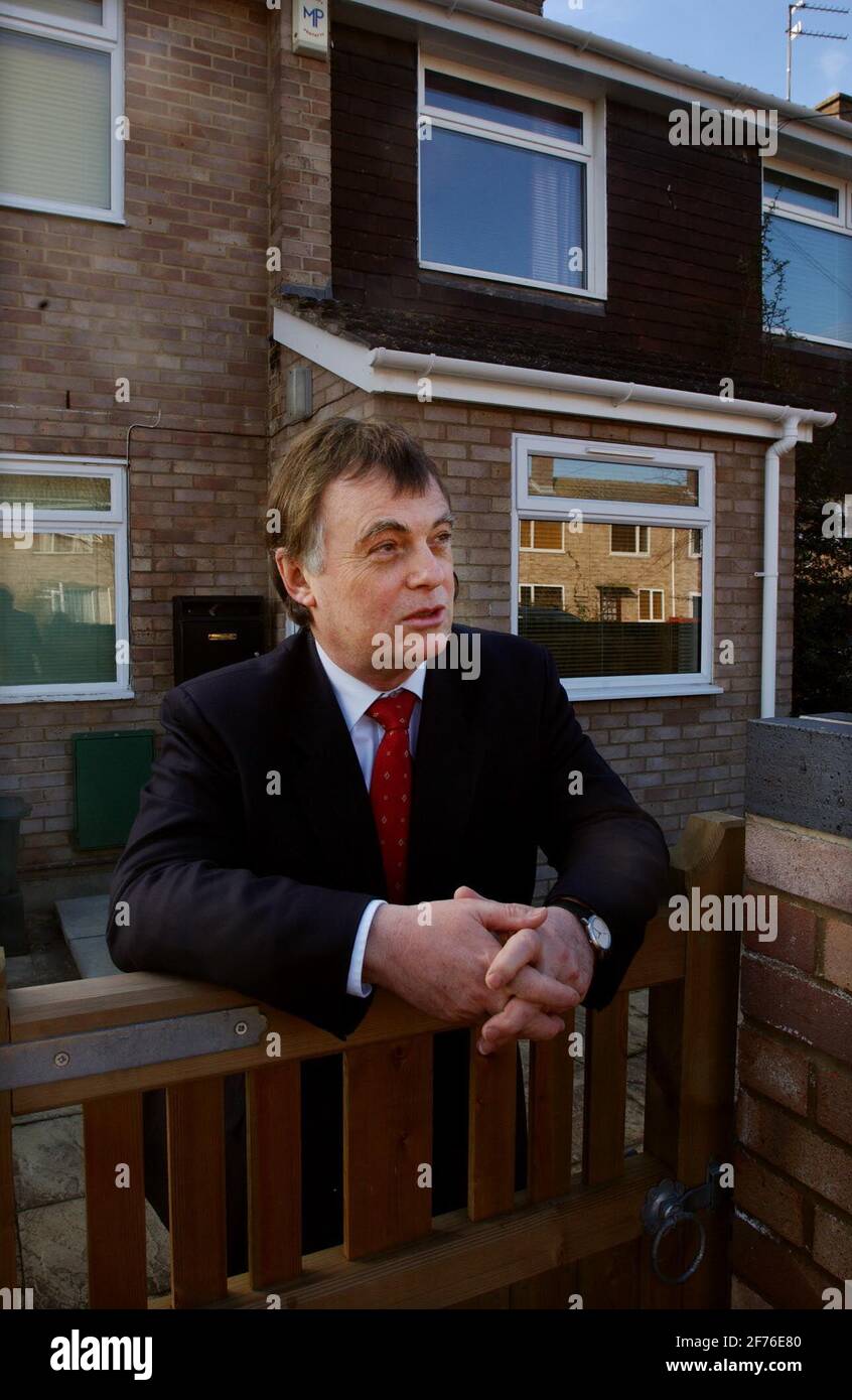 ANDREW SMITH IN SEINEM HAUS AUF DEM ANWESEN VON BLACKBIRD LEYS IN OXFORD,27/2/04 PILSTON Stockfoto