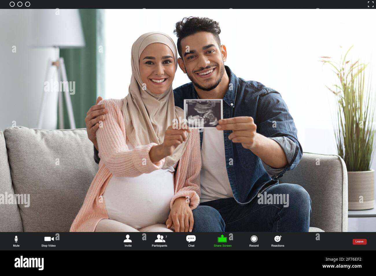 Virtuelle Ankündigung. Muslimisches Paar Zeigt Der Familie Per Videoanruf Ultraschall Für Babys Stockfoto