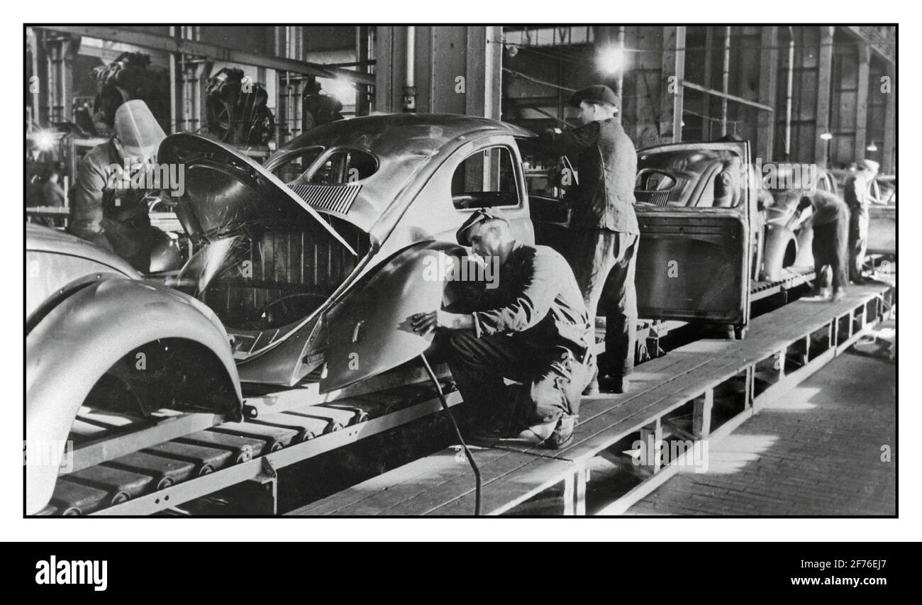 Nachkriegs Volkswagen Beetle VW Produktionslinie 1940er/1950er Nachkriegs Volkswagen Motorcars Wolfsburg, Deutschland Karosseriemontage Linie der hinteren Motor luftgekühlten VW Beetle 1950er Jahre Stockfoto